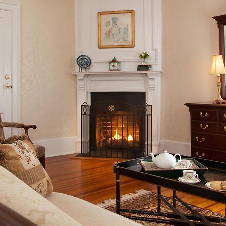 Inn At Warner Hall Gloucester ภายนอก รูปภาพ